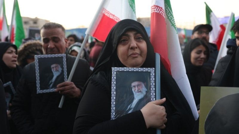 إيران في حالة غضب… حشود تطالب بالثأر لمقتل خامنئي