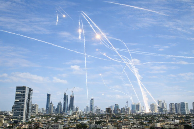 الرد الإيراني بدأ… صواريخ باتجاه إسرائيل وإعلان حالة تأهّب قصوى