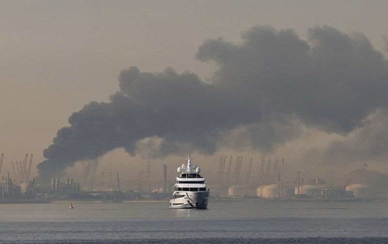 الدفاعات الجوية تتحرك… شظايا طائرات مسيّرة تسقط في دبي