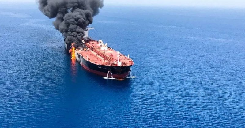 "زورق مسيّر"... استهداف ناقلة نفط قبالة مسقط