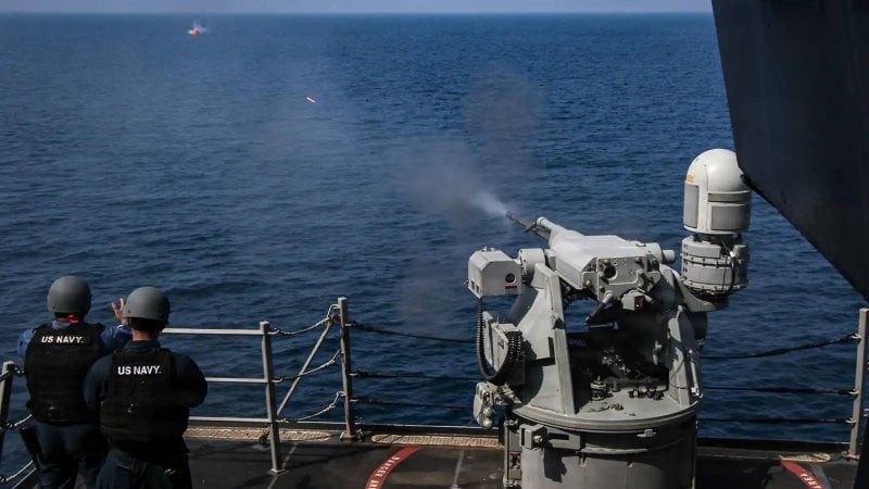 مواجهة مفتوحة في خليج عُمان… الجيش الأميركي يعلن إغراق فرقاطة إيرانية