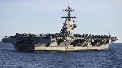 إيران تصعد بعد اغتيال خامنئي… ضربات صاروخية تستهدف حاملة الطائرات الأميركية 