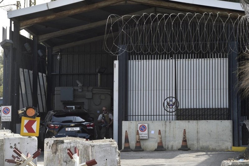 استنفار أمني مفاجئ... صفارات الإنذار تدوي في السفارة الأميركية بعوكر