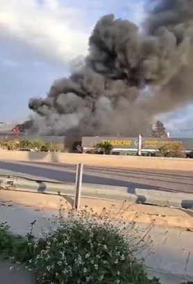 حريق ضخم على أوتوستراد الغازية… والدفاع المدني يتدخّل! (فيديو)