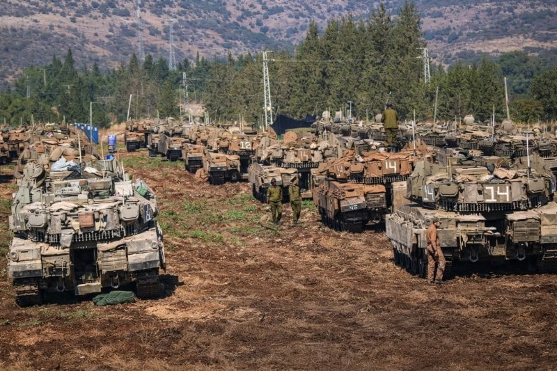 معاريف: إسرائيل تدرس دخولًا بريًا إلى جنوب لبنان
