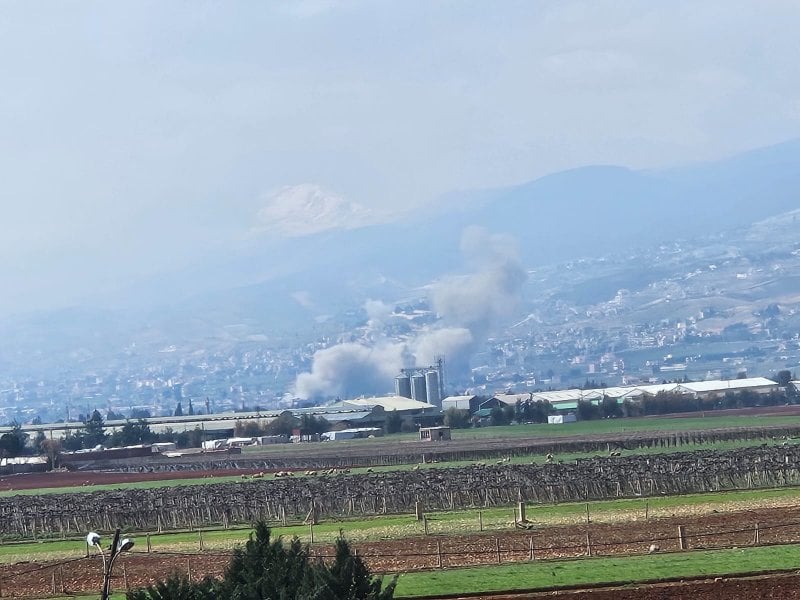 البقاع في دائرة الاستهداف… فيديو يوثّق لحظة استهداف منزل في بلدة حوش الرافقة