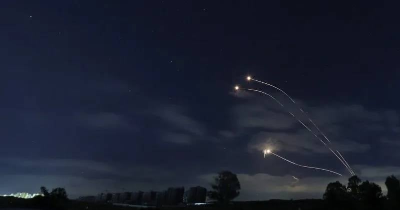 العمق الإسرائيلي يهتز… صواريخ من لبنان وصفارات إنذار متواصلة