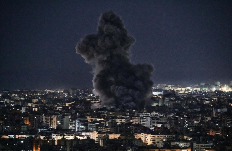 غارات تمحو مقار “المنار” و“النور”... والبث مستمر
