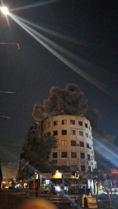غارة إسرائيلية تستهدف مبنى “المنار” في حارة حريك (فيديو)