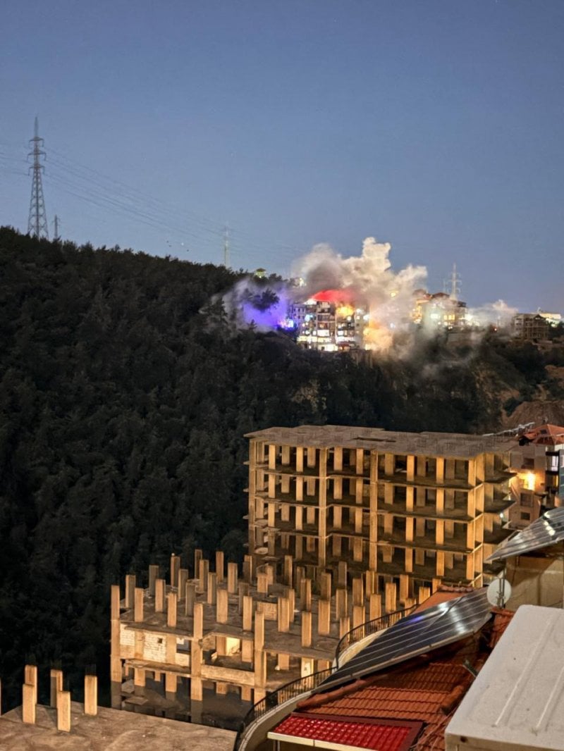 من دون تحذير مسبق… غارة إسرائيلية تستهدف مبنى بين بشامون وعرمون (فيديو)