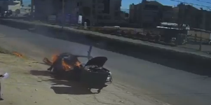 هكذا واصلت سيرها... بالفيديو: كاميرات المراقبة توثّق ما جرى للسيارة في زحلة بعد استهدافها