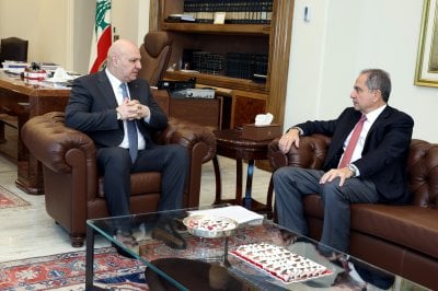 ملفا المحروقات والاتصالات على الطاولة… عون يواكب التطورات دبلوماسيًا