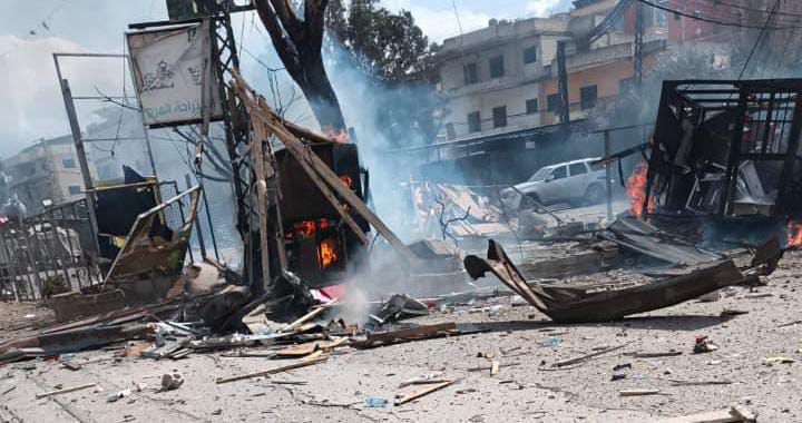 صاروخ موجّه من مسيّرة… استهداف كشك في بلدة مرج حاروف (فيديو)