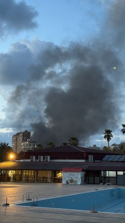 غارة إسرائيلية عنيفة على صور تشعل حريقًا وتوقع إصابات (فيديو)