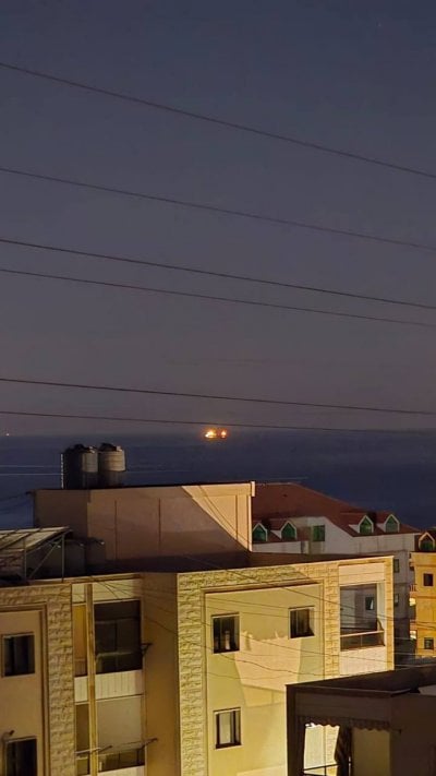 فيديو يثير التساؤلات… قارب يشتعل قبالة شاطئ الجية