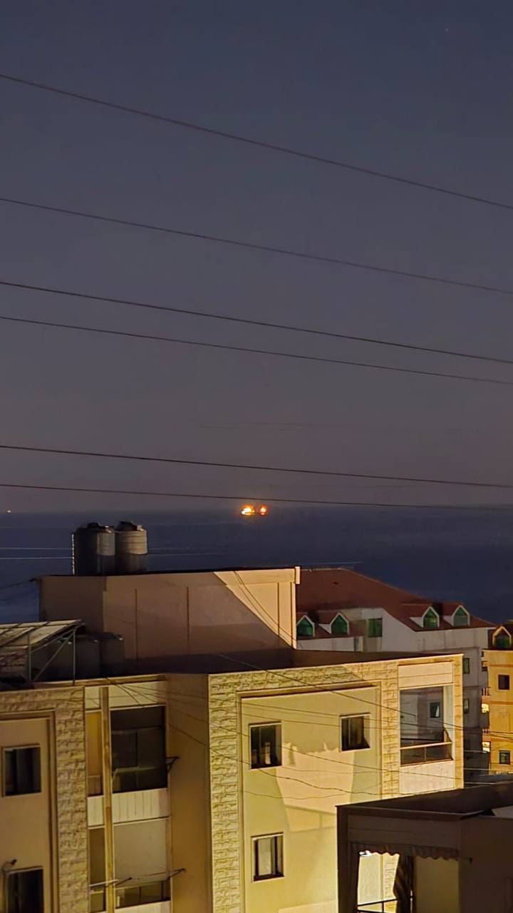 فيديو يثير التساؤلات… قارب يشتعل قبالة شاطئ الجية