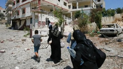 حرب بلا أفق… والنزوح يضغط على الداخل
