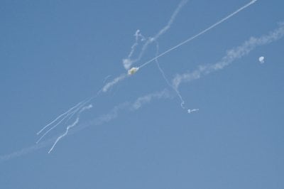 شظية بعد اعتراض دفاعي في دبي… والسلطات تنفي شائعات المطار