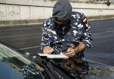 بالتزامن مع الحرب… حملة مرورية في بيروت لإزالة السيارات المخالفة