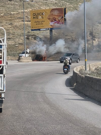 السائق ينجو بأعجوبة... مسيّرة إسرائيلية تستهدف فانًا على طريق ضهر البيدر