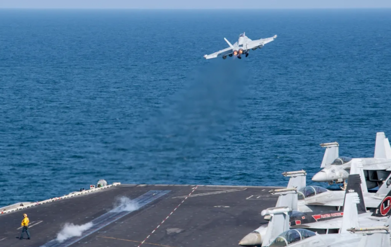 صور من بحر العرب تفند مزاعم إيرانية بإغراق حاملة أميركية