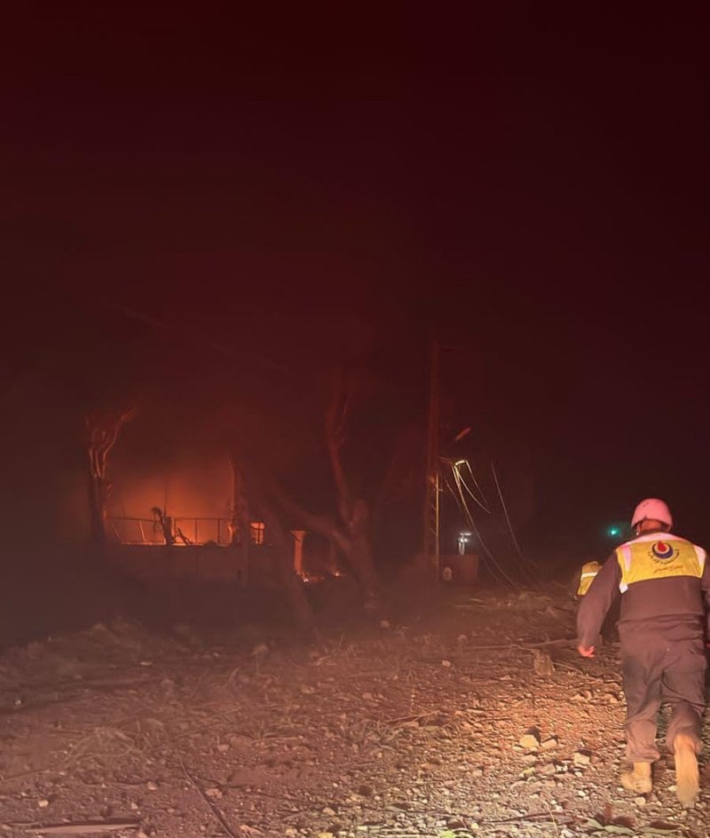 غارة إسرائيلية عنيفة على بلدة تول… أضرار تطال مسجدًا ومبنى مجاورًا (فيديو)