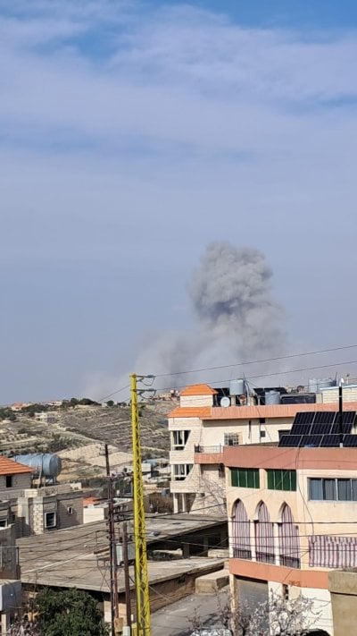 انفجار يهزّ بلدة الخضر… غارة إسرائيلية في وسط البلدة (فيديو) 