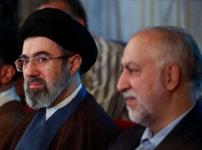 شقق قرب السفارة الإسرائيلية… ضجة بريطانية بعد طرح اسم مجتبى خامنئي