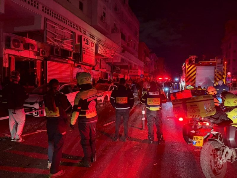 بأول هجوم صاروخي بعد تنصيب خامنئي… سقوط شظايا في تل أبيب (فيديو)