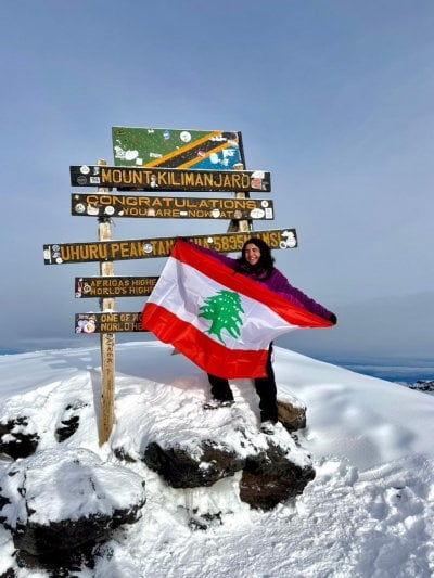 بارقة إيجابية وسط الأخبار القاتمة… لبنانية ترفع العلم على قمة كيليمنجارو
