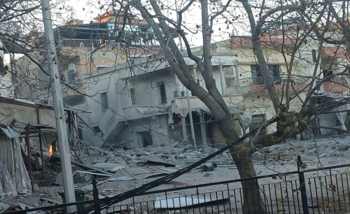 الغارات تتجاوز الخطوط… القصف يطال مركزًا رسميًا في الجنوب