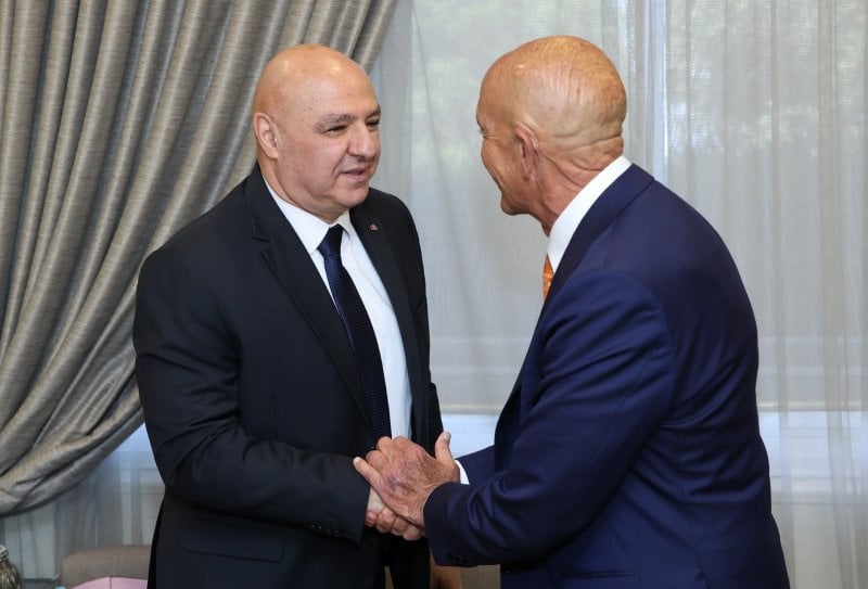 جوزاف عون يوسط توم باراك لفتح مفاوضات… والرد الإسرائيلي: الباب أُغلق
