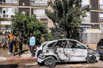 بالفيديو: لحظة سقوط صاروخ برأس متشظٍ في وسط إسرائيل… قتيل ودمار
