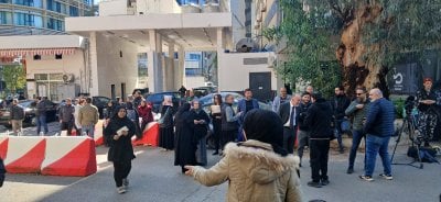 القضاء يوقف علي برو وجاهياً… ومناصرون لحزب الله يتجمعون أمام قصر العدل