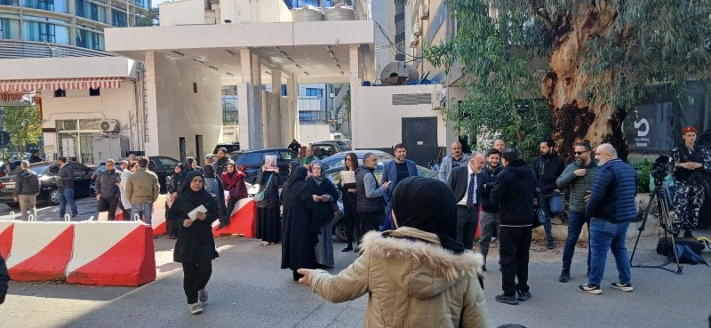 القضاء يوقف علي برو وجاهياً… ومناصرون لحزب الله يتجمعون أمام قصر العدل