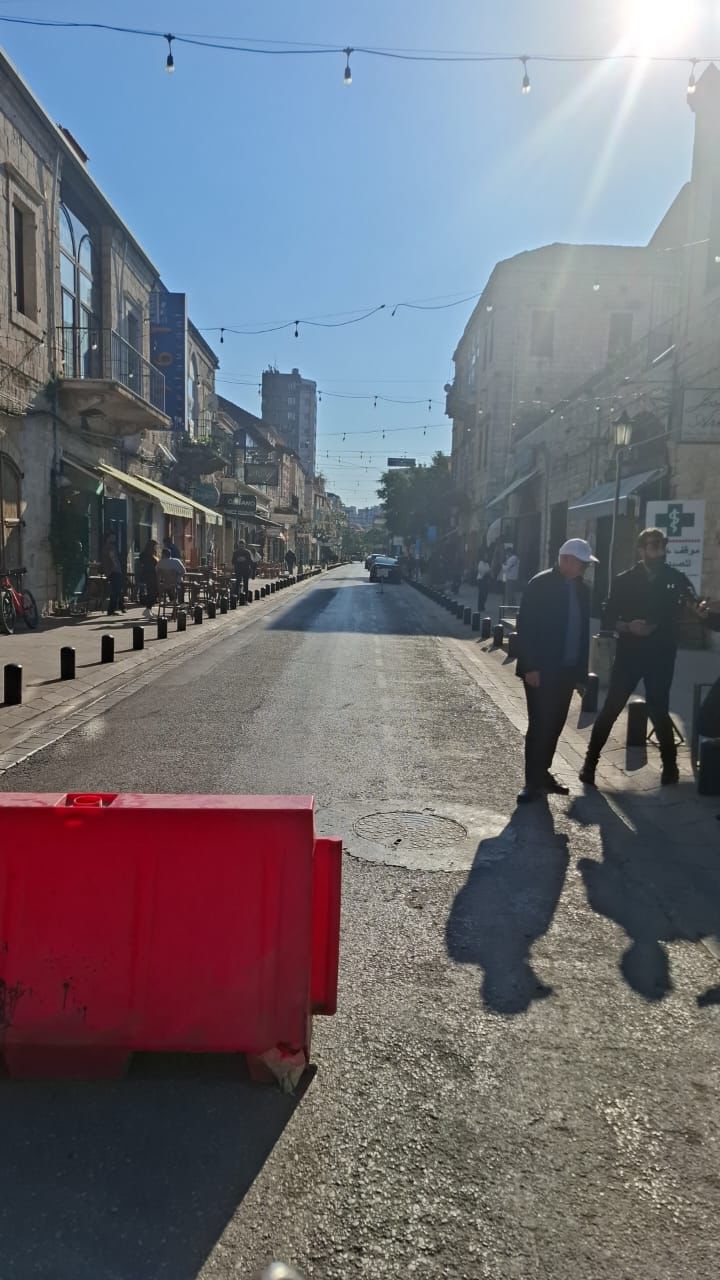 إخلاء للمباني وقطع طرقات… اتصال يزرع الخوف في جونية!  (فيديو)
