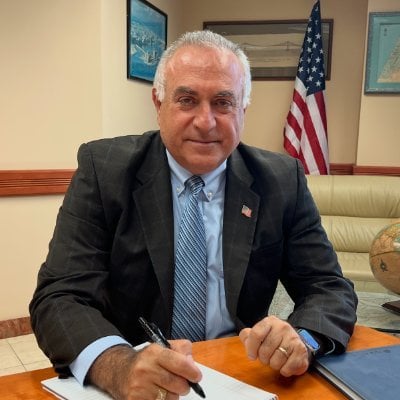 "ترهيب للأهالي" و"تواطؤ مزعوم"... توم حرب يثير الجدل بتصريحات عن علما الشعب