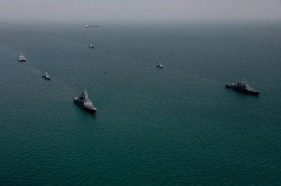 مضيق هرمز على صفيح ساخن… ثلاث سفن شحن في مرمى الهجمات