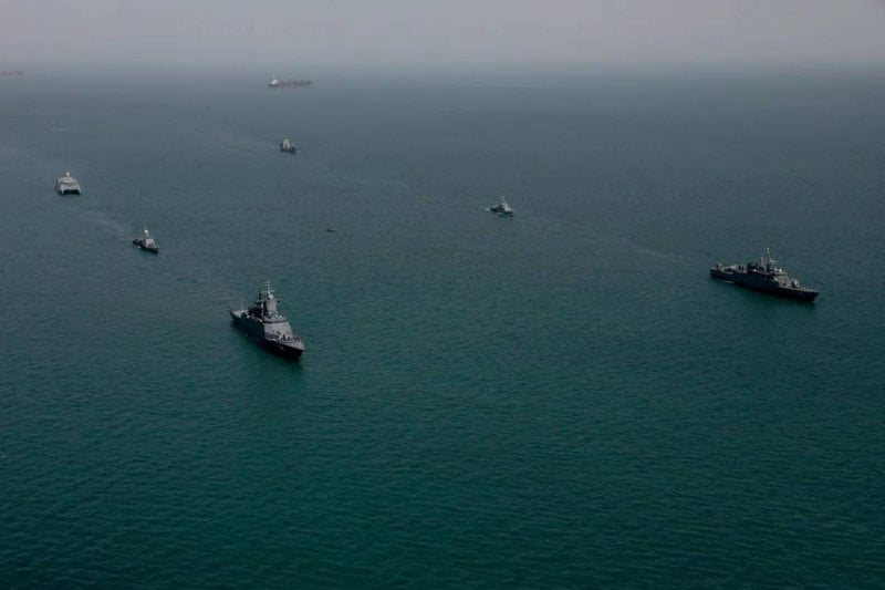 مضيق هرمز على صفيح ساخن… ثلاث سفن شحن في مرمى الهجمات