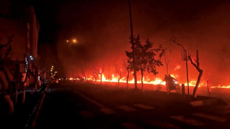 كارثة بيئية محتملة… تحذيرٌ من "المطر الأسود" بعد قصف المنشآت النفطية