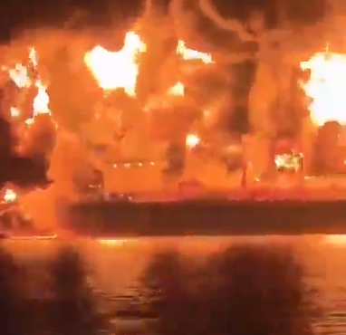 توترٌ في مياه الخليج… بالفيديو: استهداف ناقلة نفط قبالة السواحل العراقية