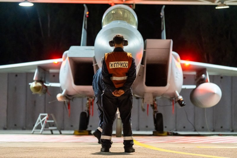 200 ذخيرة من الجو والبحر... تل أبيب تعلن استهداف بنى تحتية في قلب بيروت