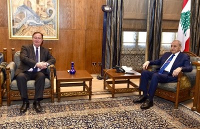 في ظل التصعيد… بري يبحث مع السفير البريطاني تداعيات العدوان الإسرائيلي