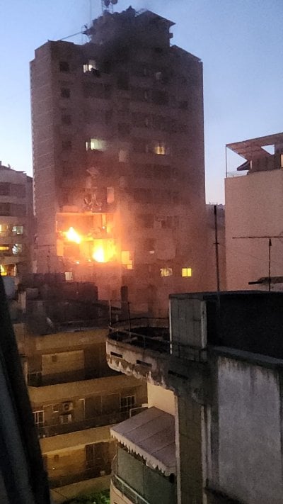 من دون إنذار مسبق… غارة إسرائيلية تستهدف شقة في عائشة بكار فجرًا (فيديو)