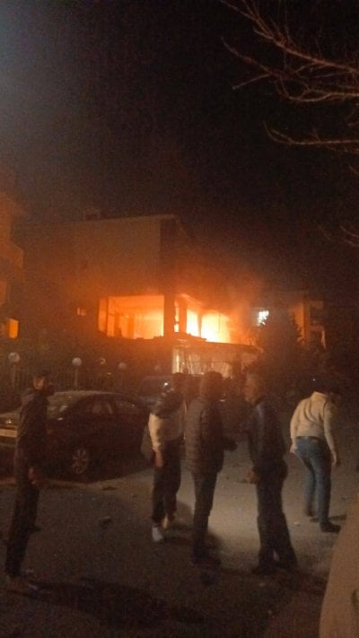 التصعيد يتمدد... غارة إسرائيلية تستهدف شقة سكنية في عرمون (فيديو)