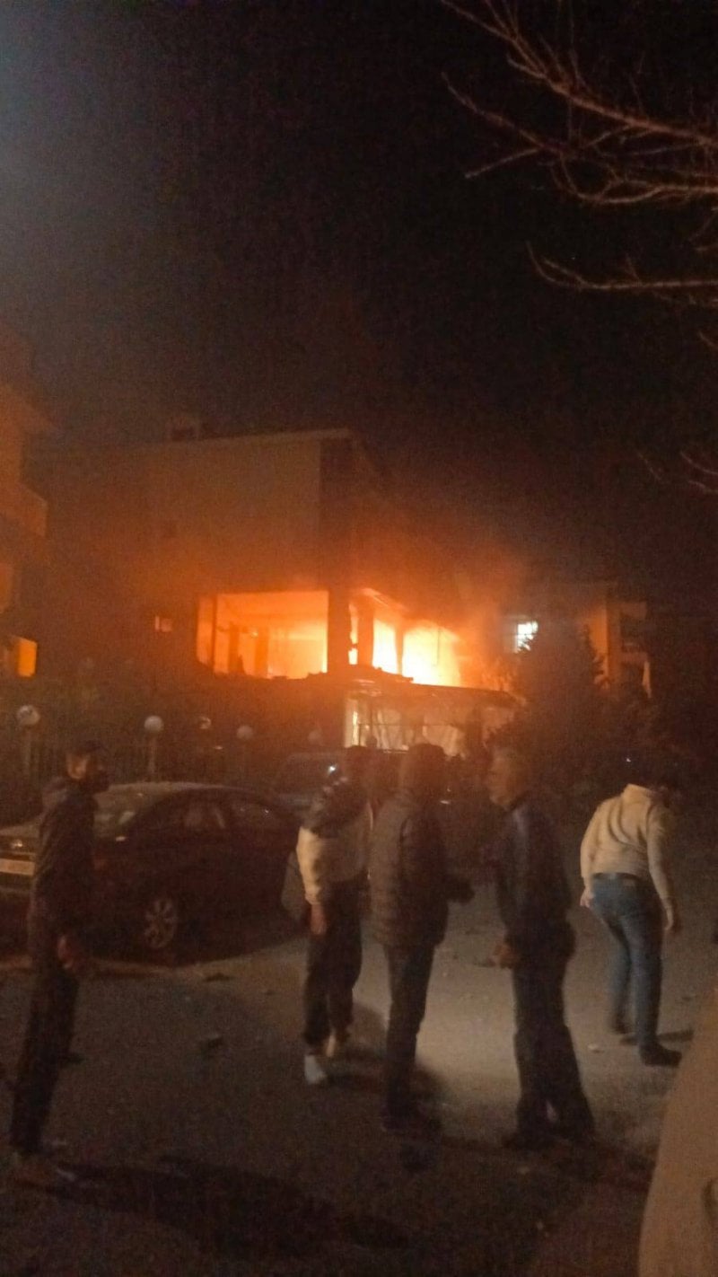 التصعيد يتمدد... غارة إسرائيلية تستهدف شقة سكنية في عرمون (فيديو)