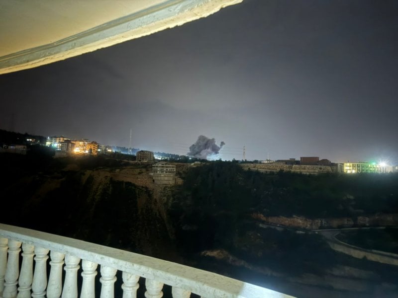 عرمون تحت النار مجددًا… غارة تستهدف شقة داخل مبنى سكني (فيديو)