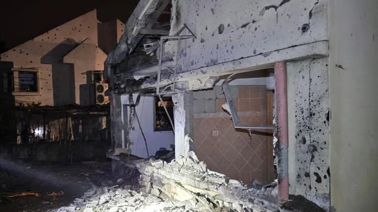 صاروخ من لبنان يصل إلى وسط إسرائيل… منزل يتحول إلى أنقاض (صور)
