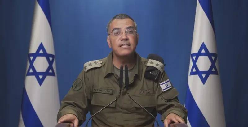 "دكتور في الصباح وعنصر في الحزب"... أدرعي ينشر الرواية الإسرائيلية عن ضربة الجامعة اللبنانية!