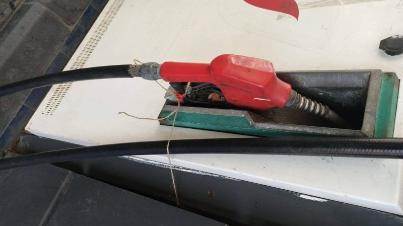 محضر ضبط وختم بالشمع الأحمر… مخالفة في محطة محروقات بصيدا